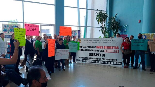 Los Mochis, Sinaloa. Este martes, trabajadores transferidos de la Secretaría de Salud al IMSS-Bienestar se manifestaron