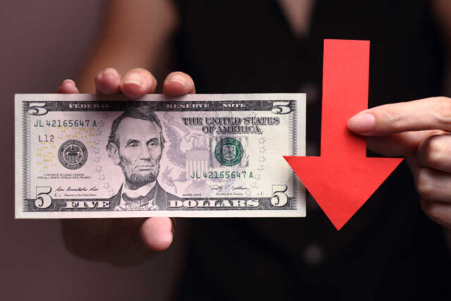 El dólar sigue recuperando terreno ante el optimismo comercial, después de que el presidente de EU aplazó sus amenazas arancelarias contra la Unión Europea.