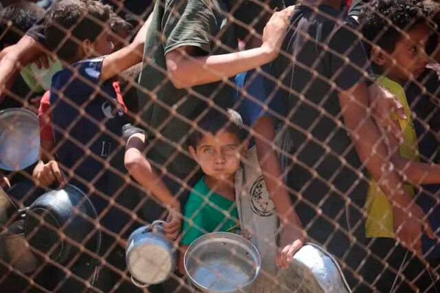 Mueren 6 niños mientras esperaban por agua