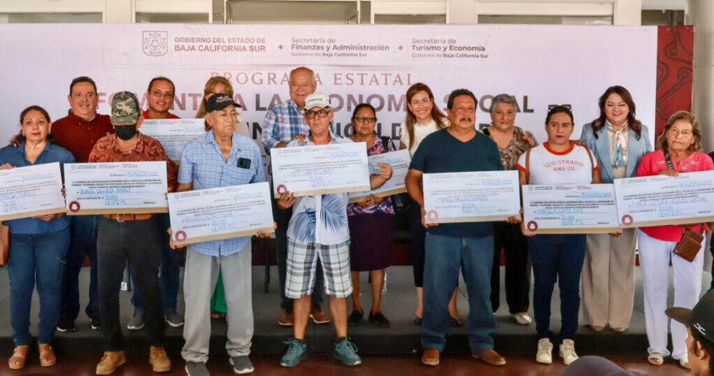 Entrega Víctor Castro apoyos a empresarios en La Paz