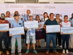 Entrega Víctor Castro apoyos a empresarios en La Paz